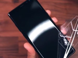 Samsung Galaxy Displej reklama. Narážka na Google Pixel 2