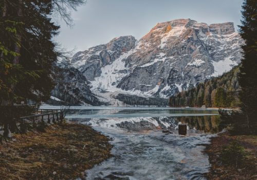 Cesta do jezera u Alp