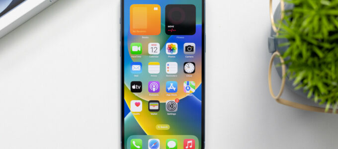 Apple vydává dvě nové televizní reklamy na iPhone 14 zaměřené na výdrž baterie a funkci detekce havárie.
