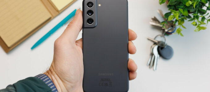 Samsung Galaxy S21 FE s podporou 5G je neuvěřitelná výhoda roku 2023 za 369,99 $ s 256GB úložištěm.