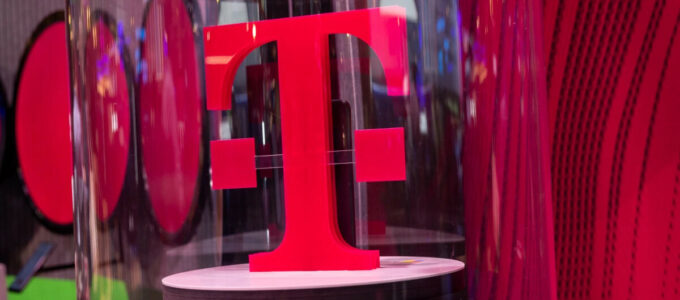 "Silný druhý kvartál pro přidání nových postpaidových zákazníků T-Mobile vede průmysl"
