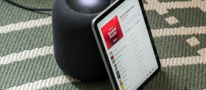 Apple Music a Spotify – dvě nejlepší hudební streamingové služby, ale s rozdílnými přednostmi. Apple sází na kvalitu zvuku, Spotify na skvělá doporučení a novou hudbu.