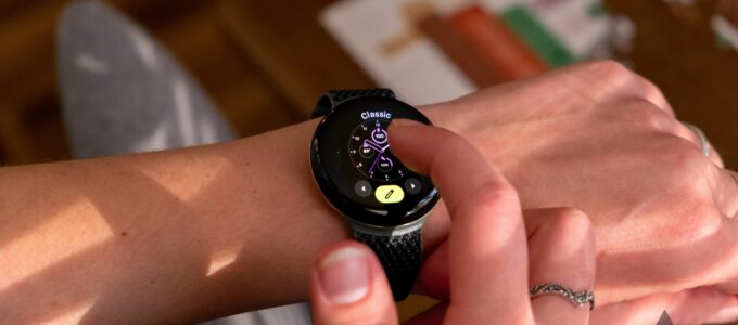 Google vydává bezpečnostní aktualizaci pro své chytré hodinky Pixel Watch, Wear OS 4 se odkládá