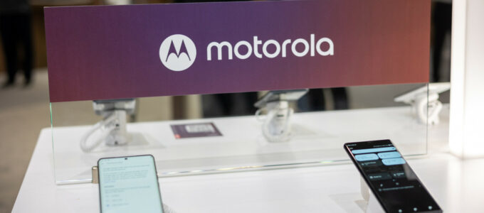 Motorola představuje nový příslušenství pro telefony umožňující satelitní hovory a textové zprávy.