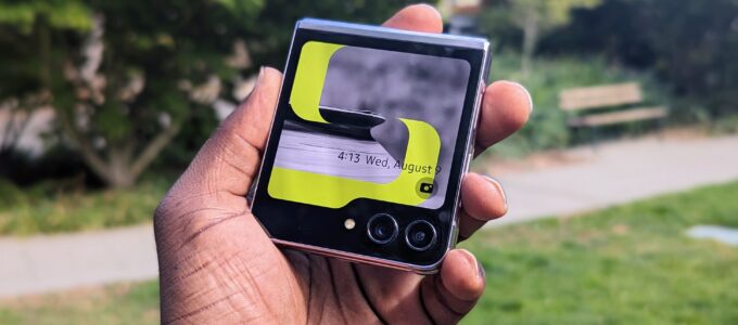 Nový Galaxy Z Flip 5: Lepší krycí obrazovka a zlepšený mechanismus pantu stačí, aby přesvědčil proti konkurenci Motorola Razr Plus?