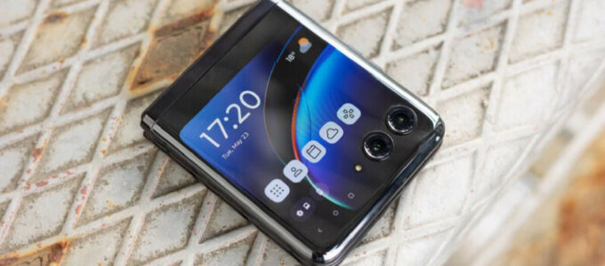 Podobnost pantu u Motorola Razr+ a Galaxy Z Flip 4 vyvolává podezření