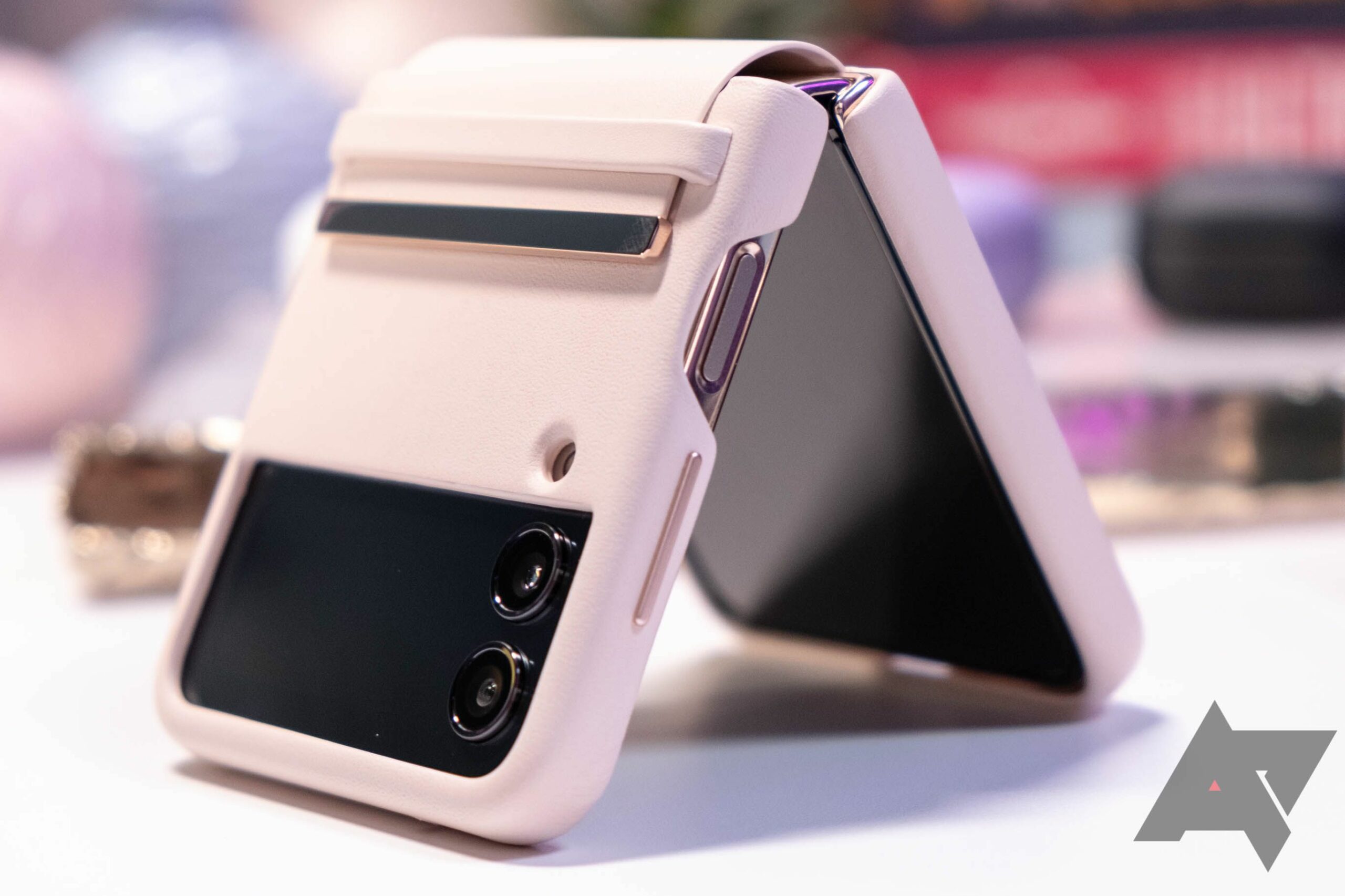 Samsung Galaxy Z Flip 4: Ohromující výkon a výhody sklopného designu