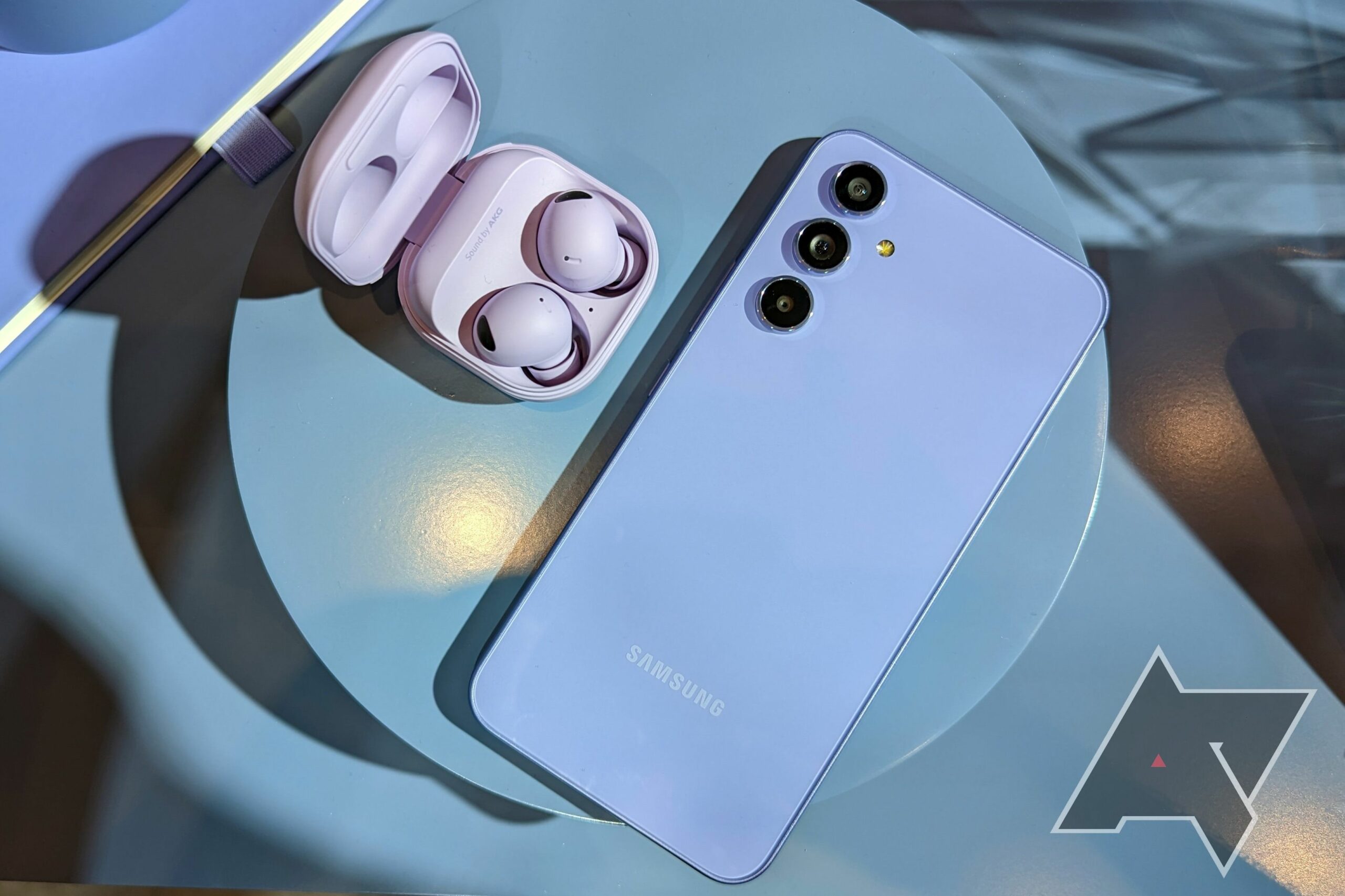 Samsungův dostupný, překvapivě výkonný Galaxy A54 přitáhl pozornost, když byl v dubnu tohoto roku uveden na trh, nabízející cenově dostupnou alternativu ke série S23, která skutečně přináší dobrou telefon za mnohem příznivější cenu. Opravuje většinu problémů, které provázely loňský Galaxy A53, nabízí zlepšený střední smartphone s vyššími výkony a silou, lepší kvalitou konstrukce a vylepšeným displejem. Tyto vylepšení dělají z Galaxy A54 jednoho z nejlepších Samsung telefonů, které si můžete pořídit za peníze, nabízíce hodnotnou alternativu ke společnosti Samsung více premium možnostem.