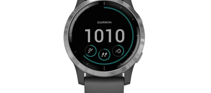 Sleva 25% na Garmin Vivoactive 4 ve stříbrné barvě s šedým páskem na Amazonu: Ideální pro sportovce.