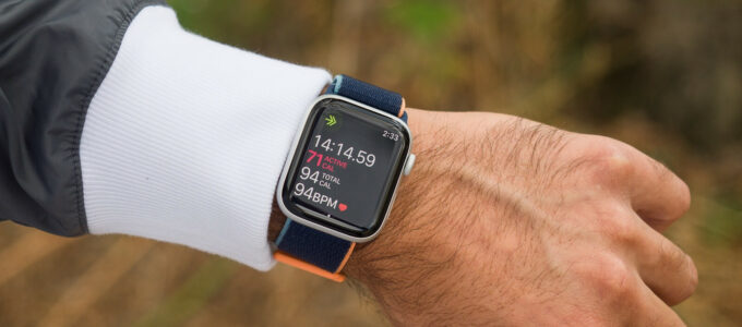 Walmart nabízí první generaci Apple Watch SE se samostatným mobilním připojením za neuvěřitelných 129 dolarů, zatímco Nike verze s 44mm pouzdrem (a 4G LTE) je k dostání za úžasně nízkou cenu 149 dolarů.