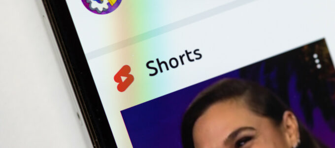 YouTube testuje novou funkci Q&A štítků pro Shorts na mobilu