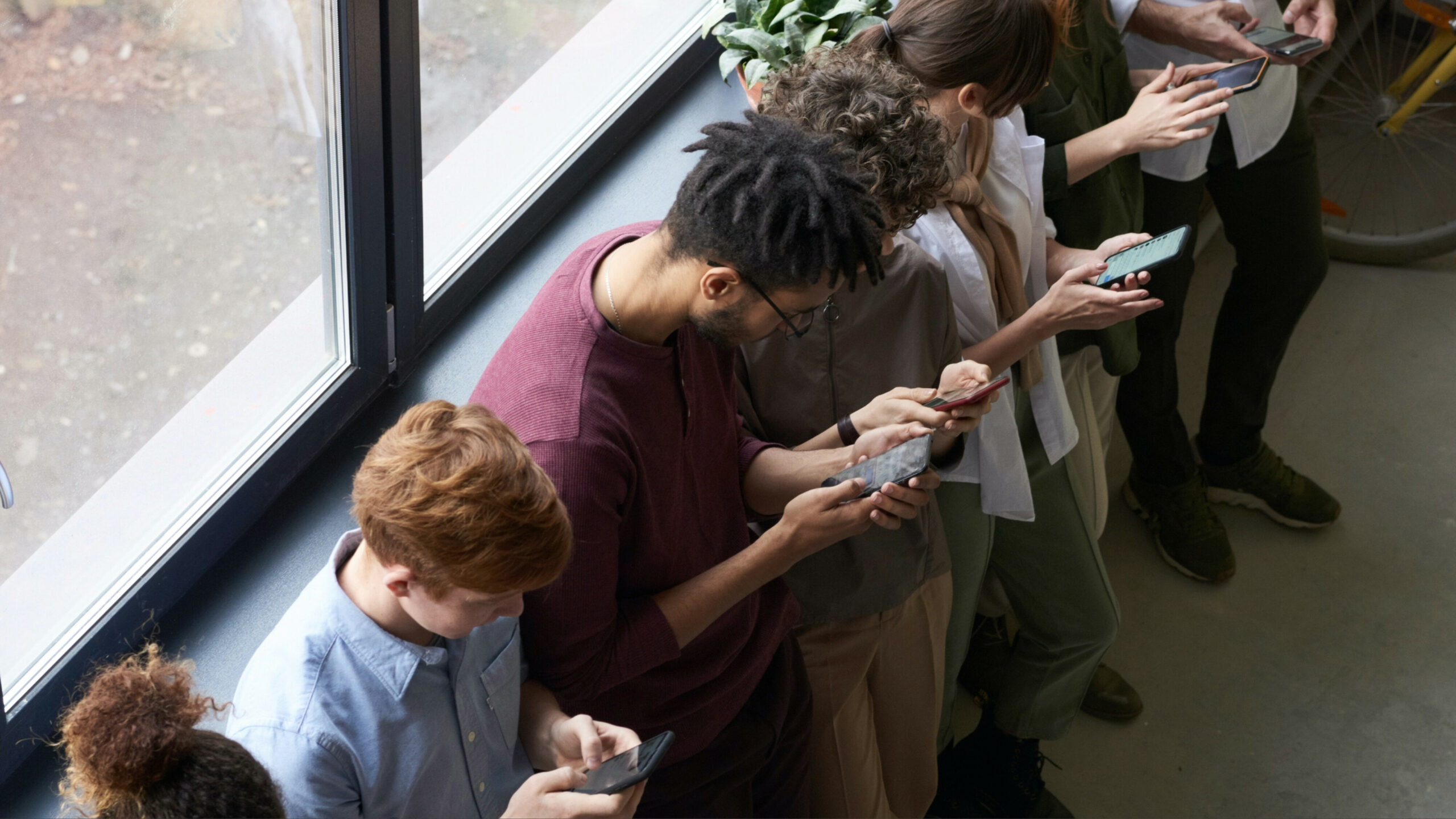 54% světové populace má smartphone a 57% používá mobilní internet