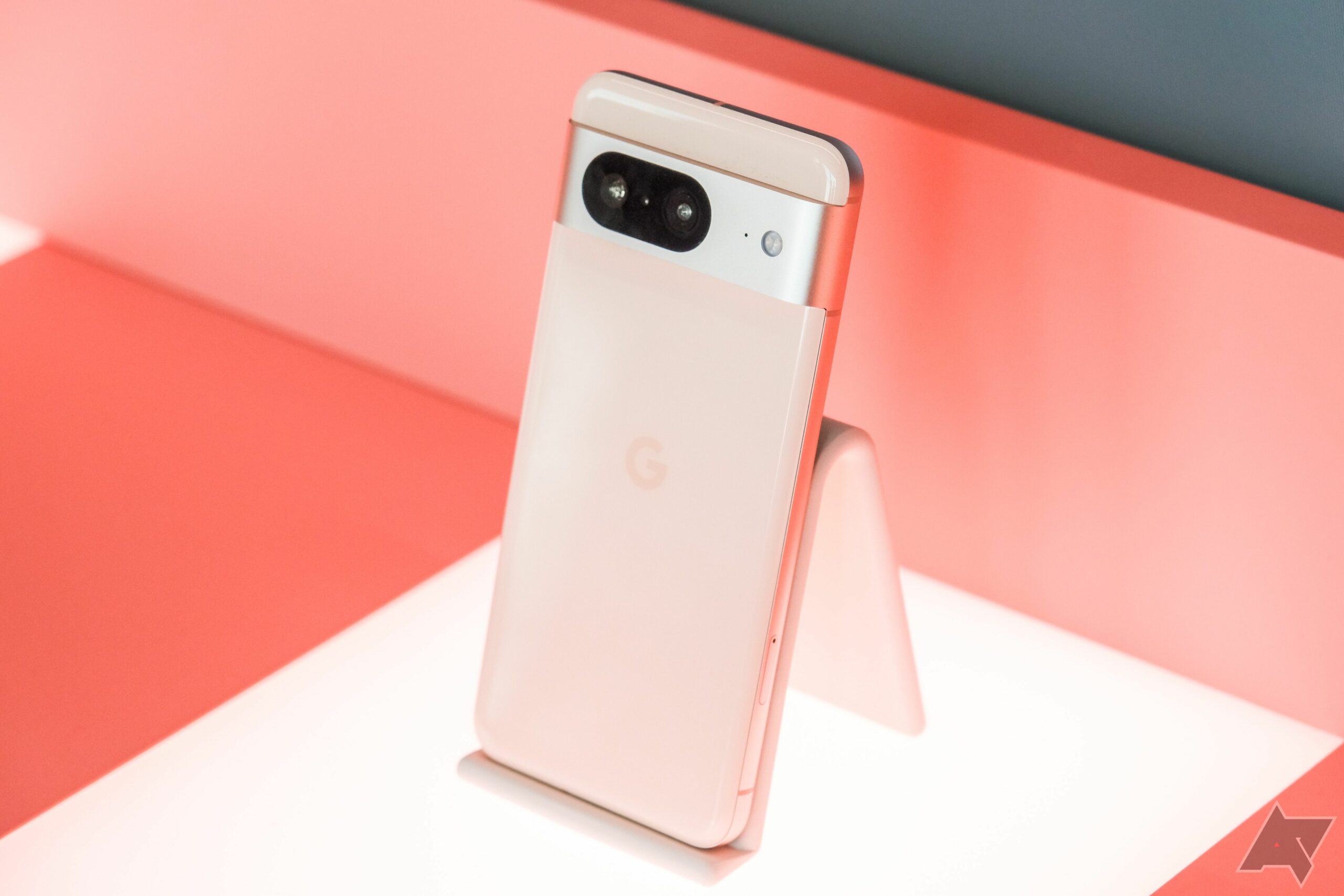 Google Pixel 8 a Pixel 8 Pro: Vylepšené telefony s novými kamerami a AI technologiemi