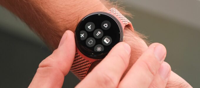 "Google Pixel Watch 2 opravuje nedostatky prvního modelu, ale doplňky jsou dražší než kdy dříve"