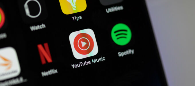 "Nová funkce YouTube Music umožňuje personalizaci oblíbených hudebních kolekcí pomocí generátoru uměleckých playlist díky umělé inteligenci"
