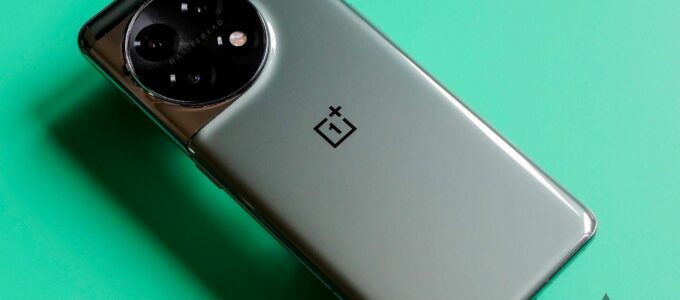 OnePlus 12 možná konečně přidá bezdrátové nabíjení