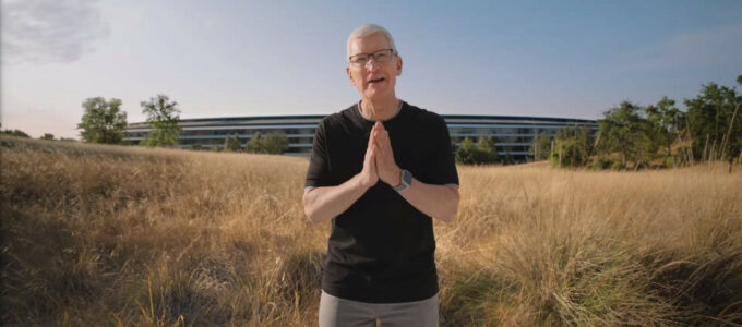Tim Cook nechce prodat své akcie Apple ani v roce 2022