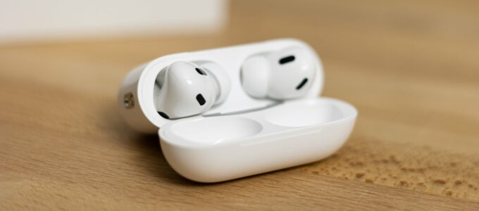 Apple AirPods Pro 2 s Lightning nabíjecím pouzdrem za rekordně nízkou cenu 169 dolarů na Black Friday 2023 od Walmartu