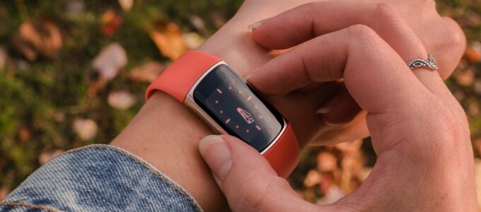 "Fitbit Charge 6: Vylepšený fitness tracker s Google funkcemi a dostupnou cenou"