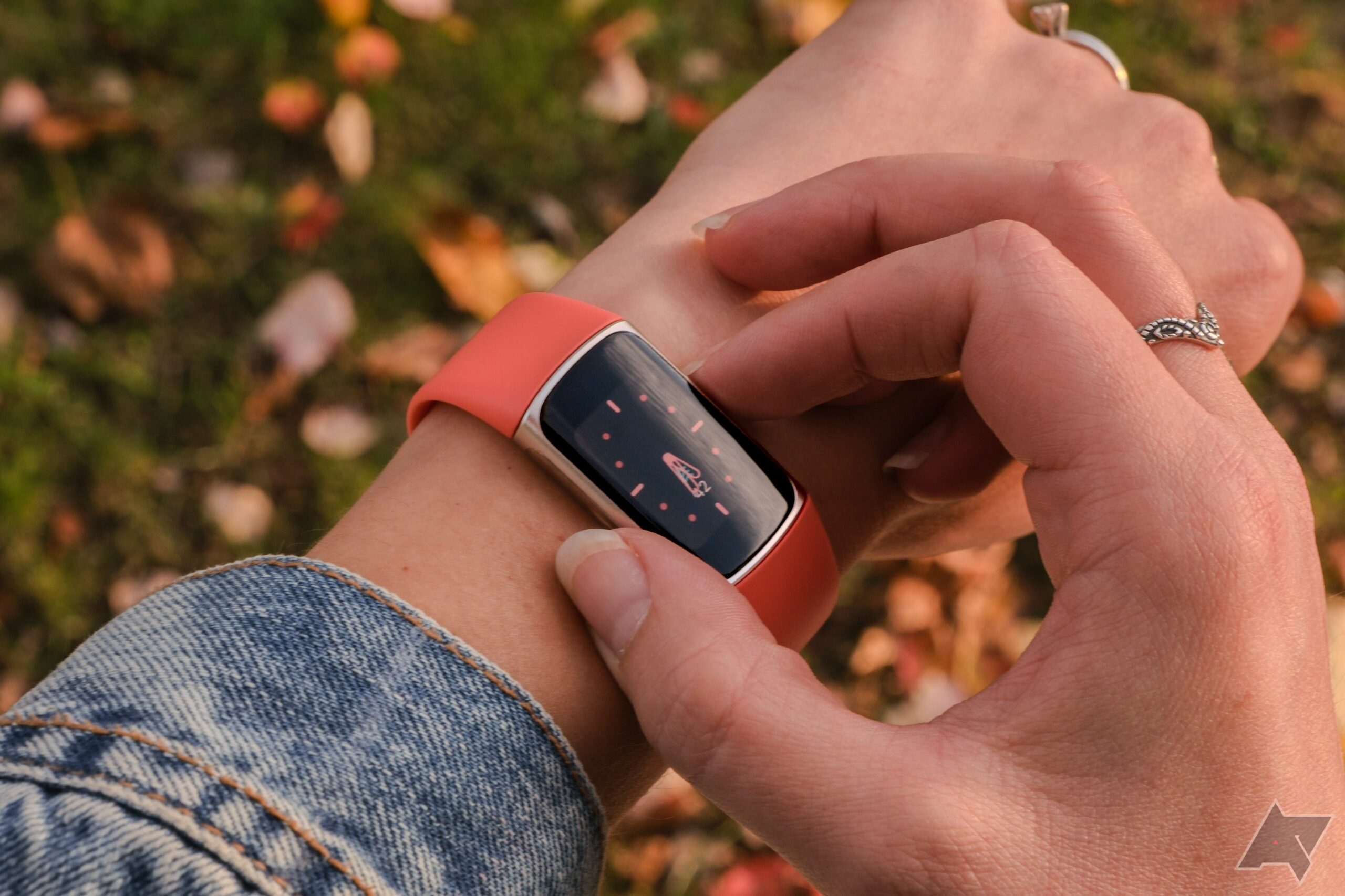 "Fitbit Charge 6: Vylepšený fitness tracker s Google funkcemi a dostupnou cenou"