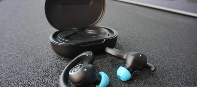 Fitness sluchátka JLab Epic Air Sport: komfort, výdrž baterie a kvalita zvuku pro tvou fitness playlist.