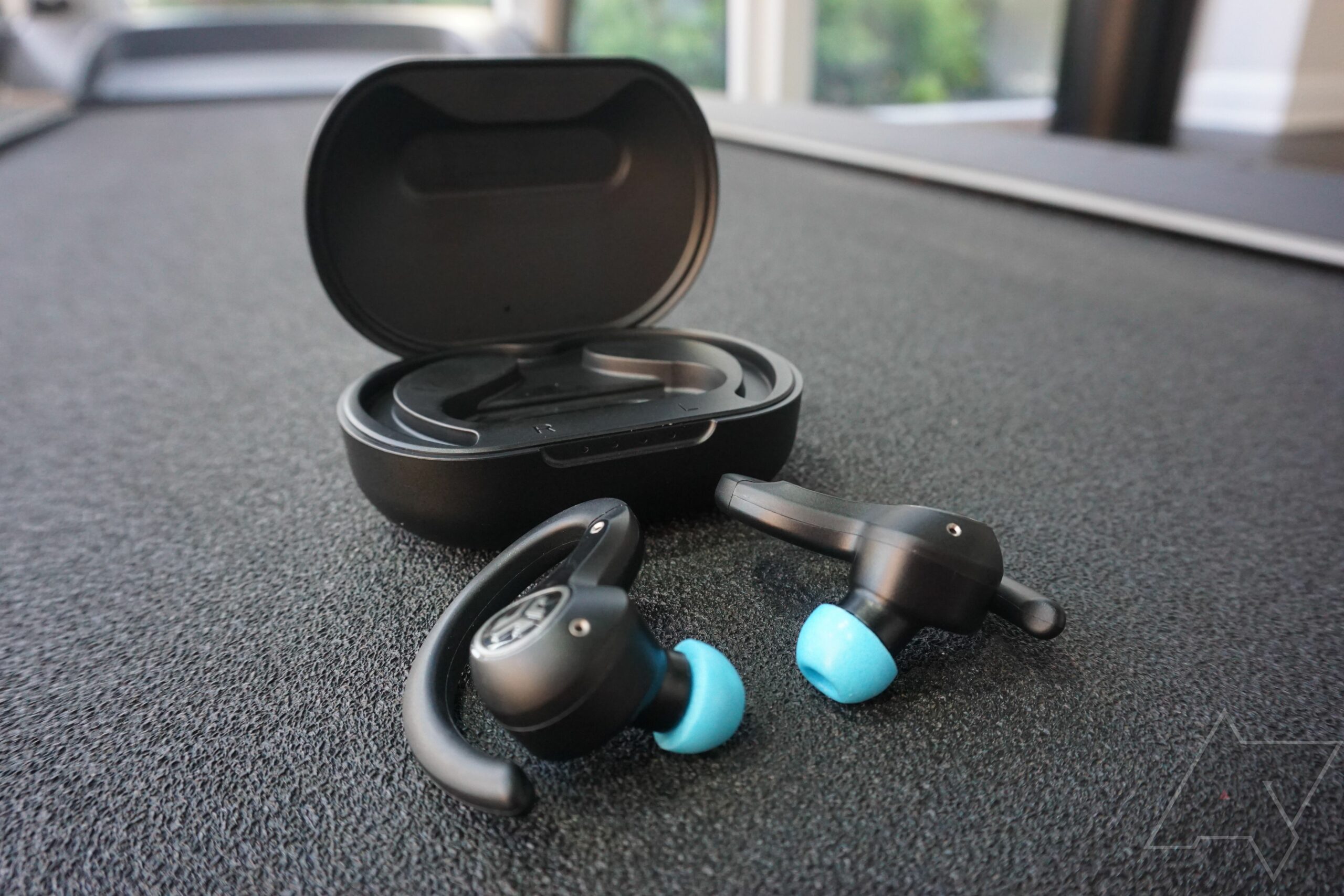 Fitness sluchátka JLab Epic Air Sport: komfort, výdrž baterie a kvalita zvuku pro tvou fitness playlist.