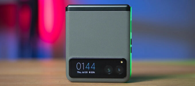 Motorola přidává k novému středně drahému telefonu Razr (2023) bezdrátová sluchátka Bose QuietComfort Earbuds II a Best Buy dává k dispozici dárkovou kartu v hodnotě 100 $ zdarma