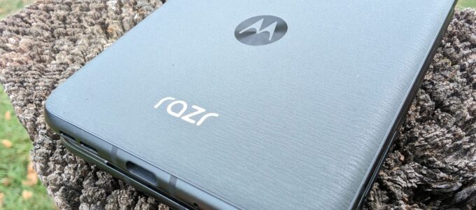 Motorola Razr: Kombinace moderního smartphonu s retro stylu flip phone