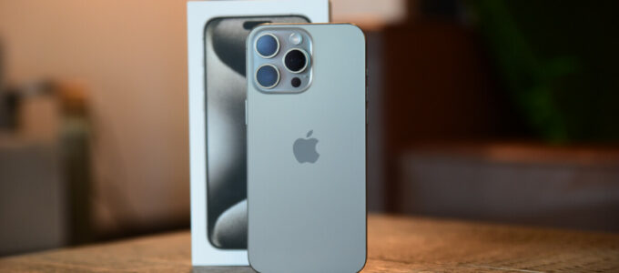 Nový iPhone 15 Pro Max dorazil s malým poškozením