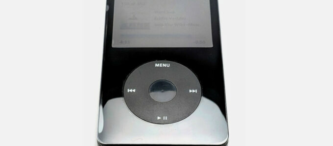 Urban Outfitters prodává vyprodané a opravené iPod MP3 přehrávače páté generace za 349 dolarů včetně nové baterie.