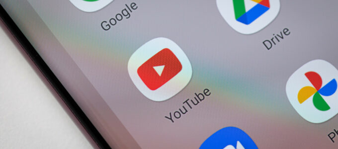 YouTube testuje novou konverzační AI a tématicky organizované komentáře v rámci YouTube Premium experimentů.