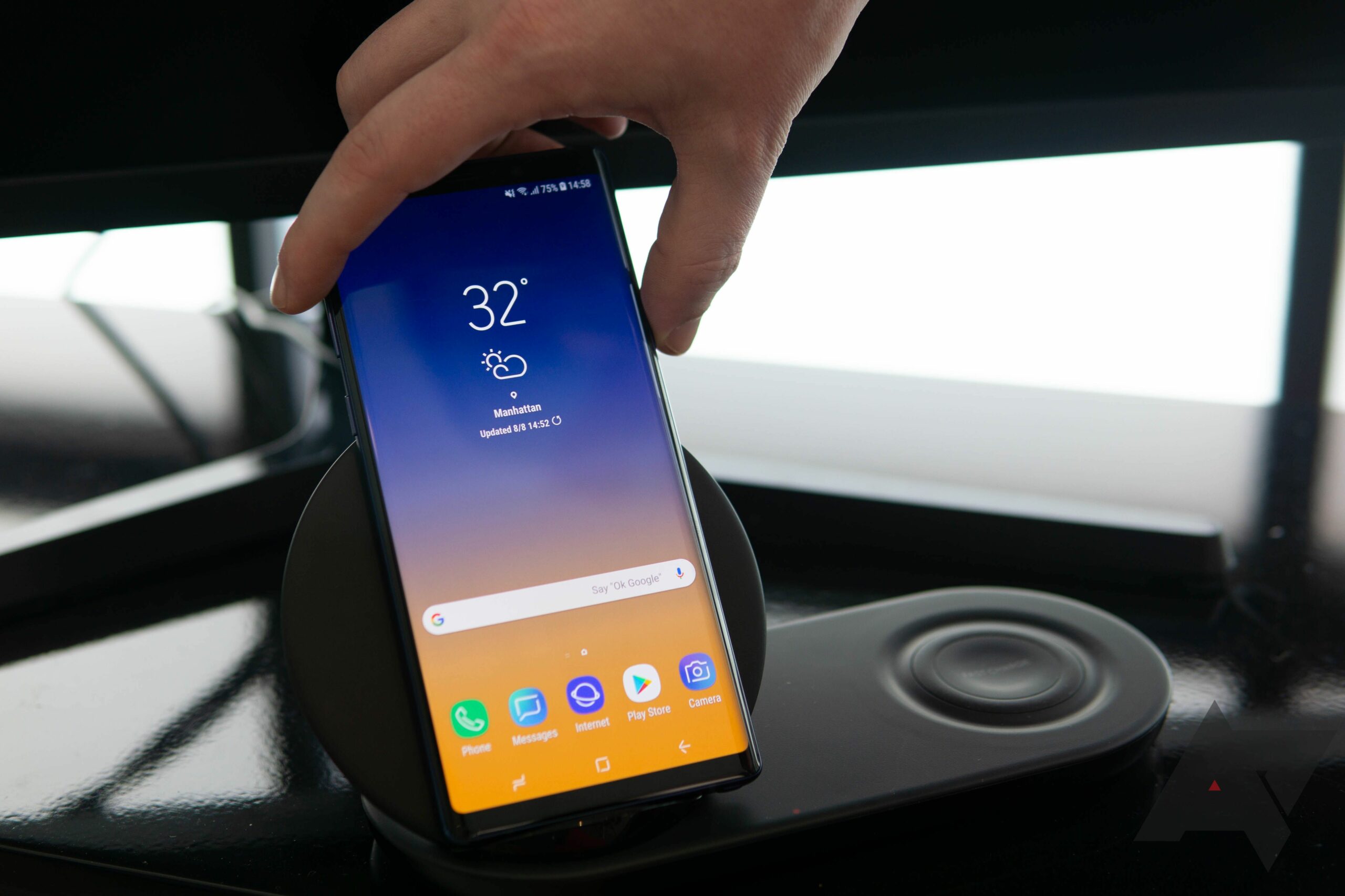 "Zbavte se chaosu s USB-C kabely a investujte do bezdrátového nabíječe"