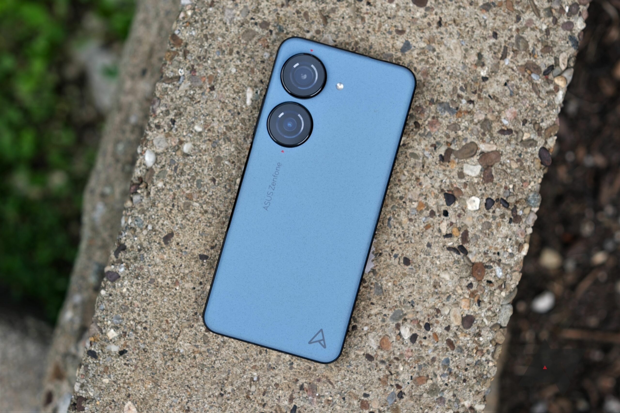 Asus Zenfone 10 dostává Android 14 ve své kompaktní verzi