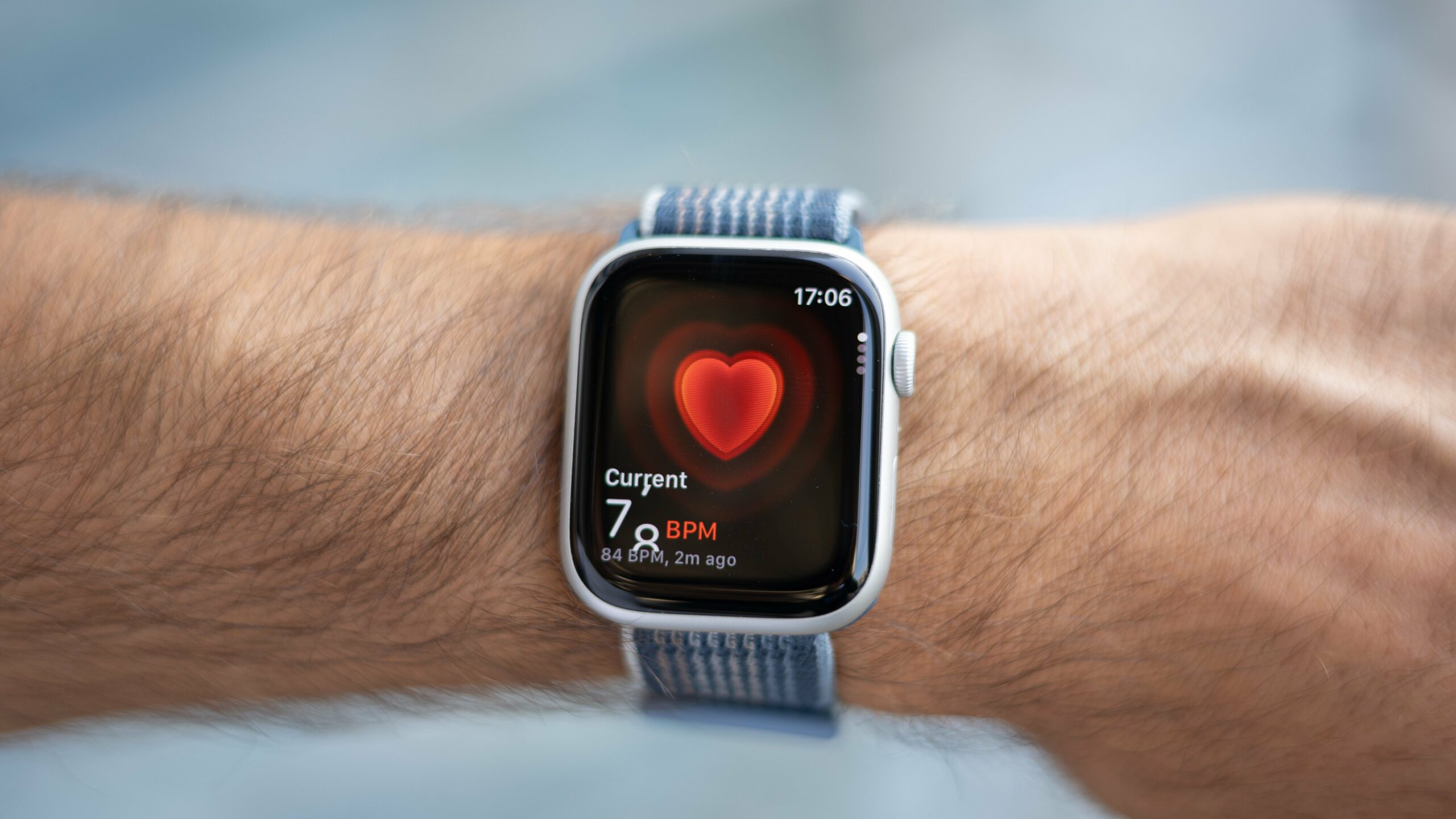Nové zdravotní funkce Siri exkluzivně na nejnovějších Apple wearables