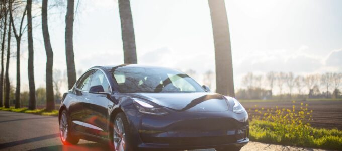 Tesla má velký podíl na rozmachu elektromobilů a usnadňuje majitelům dobrodružné cesty.