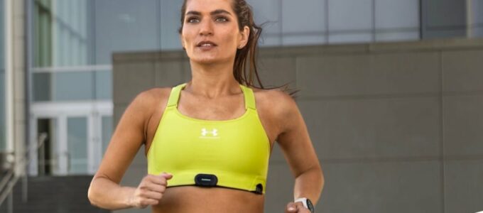 Garmin představuje monitor srdečního tepu pro ženy, který se připíná na sportovní podprsenky