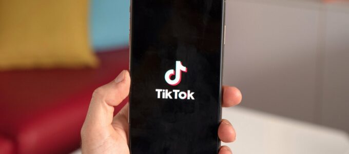 "Nečekaná překážka výzkumu: TikTok stahuje klíčový nástroj po negativním hodnocení"