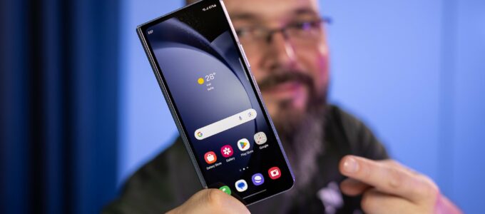 Stačí levnější Galaxy Fold, abyste si pořídili skládací telefon?