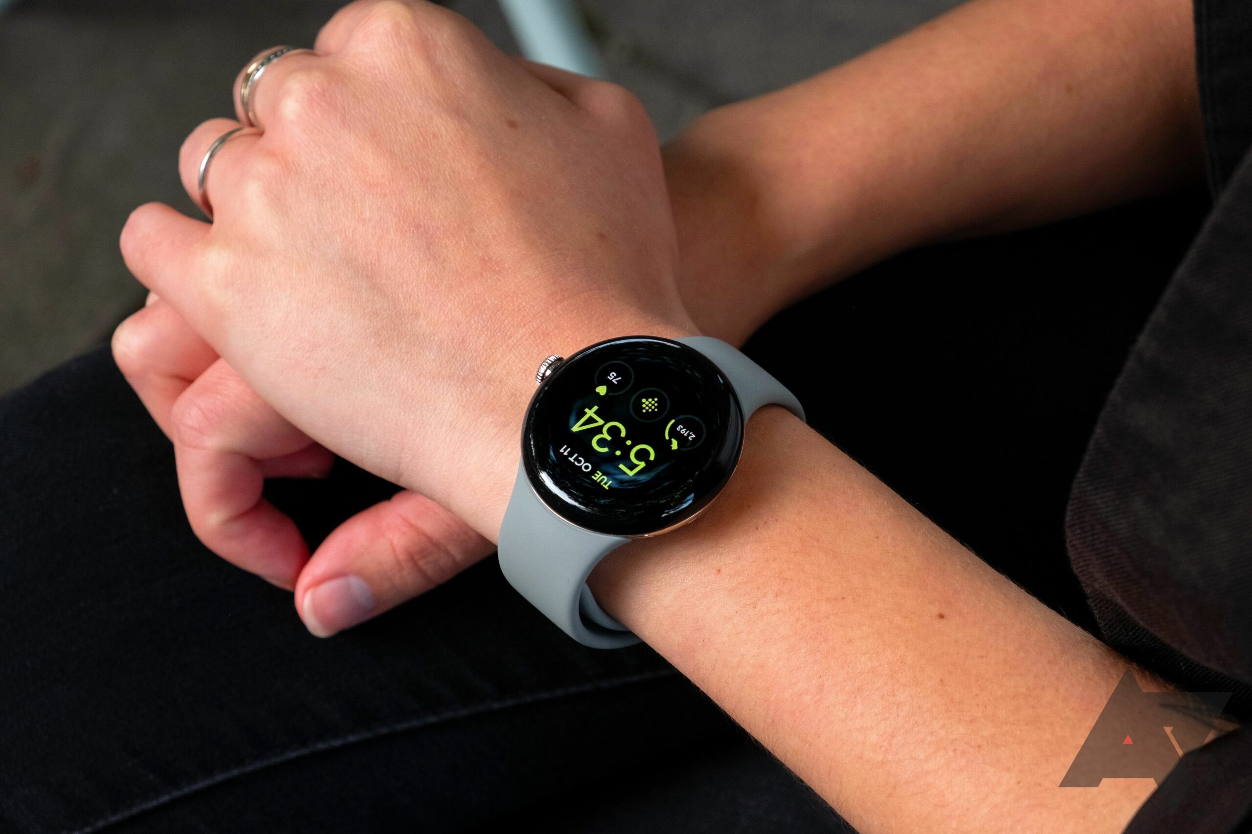 The title could be: "Dlouho očekávaná synchronizace oznámení na původním Pixel Watch konečně dorazila"