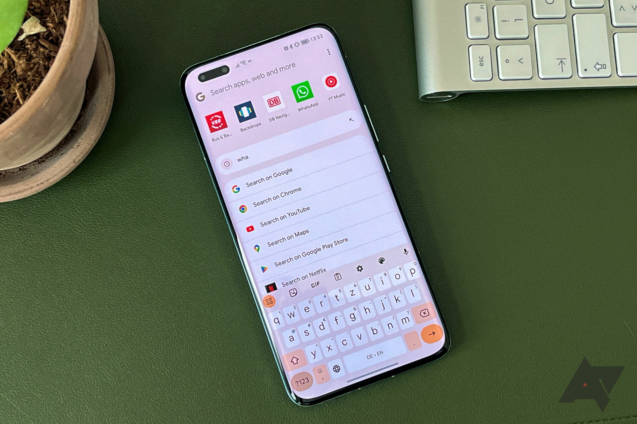 Vyhledávací lišta na tvém Pixel telefonu už brzy nemusí být jen na Googlu.