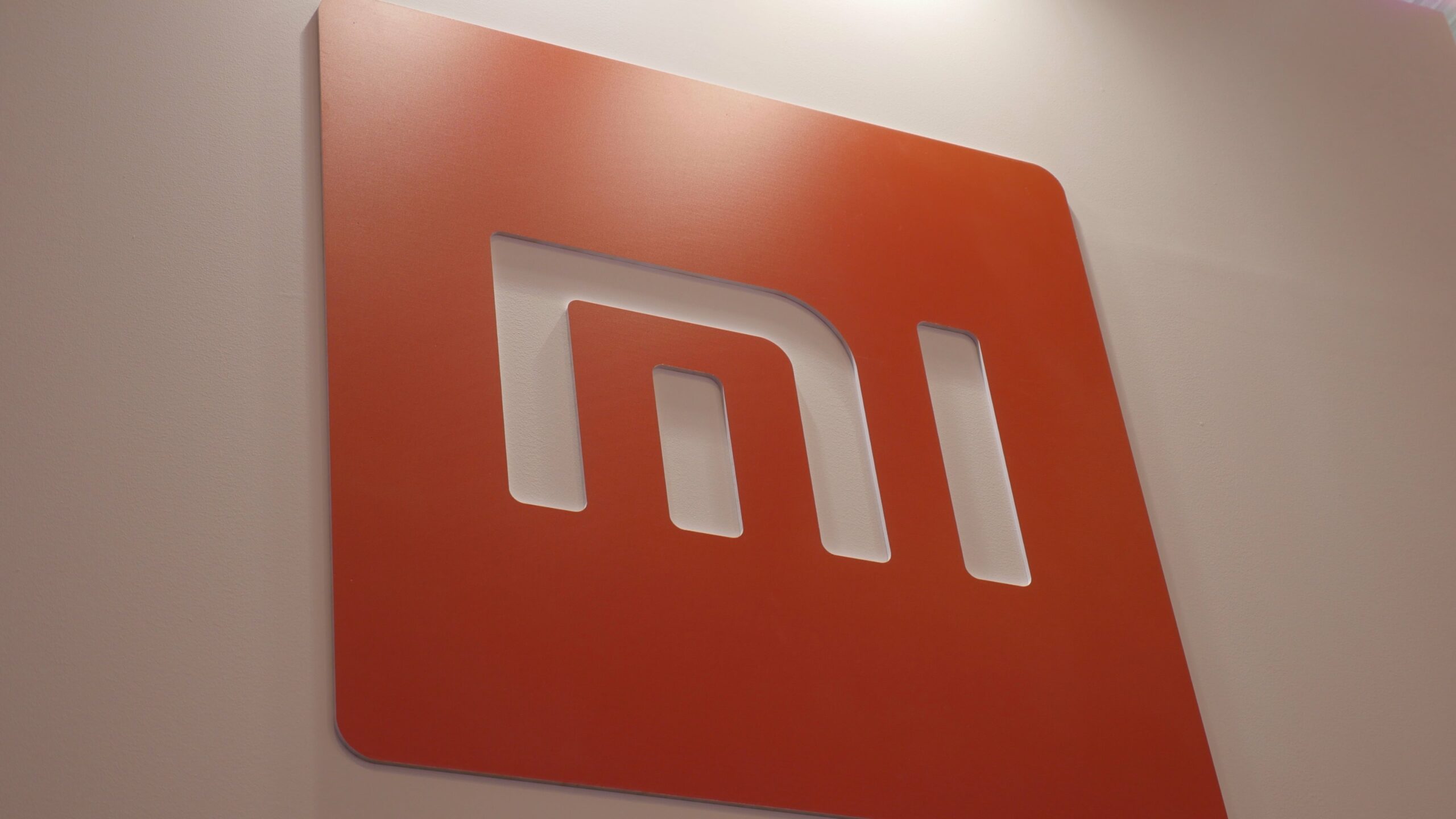 Xiaomi představuje svůj první skládací telefon s přívěskem, Mix Flip, s možností satelitního připojení