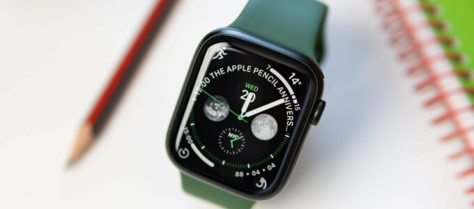 Apple Watch Series 7 s 4G LTE je levnější než Series 9 - stojí za to?