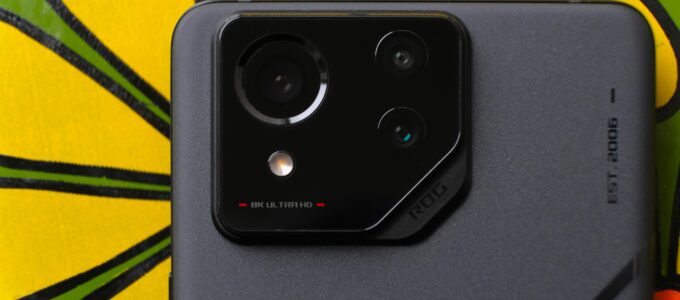Asus Zenfone 11 Ultra vypadá na těchto únikových snímcích jako převlečený ROG Phone