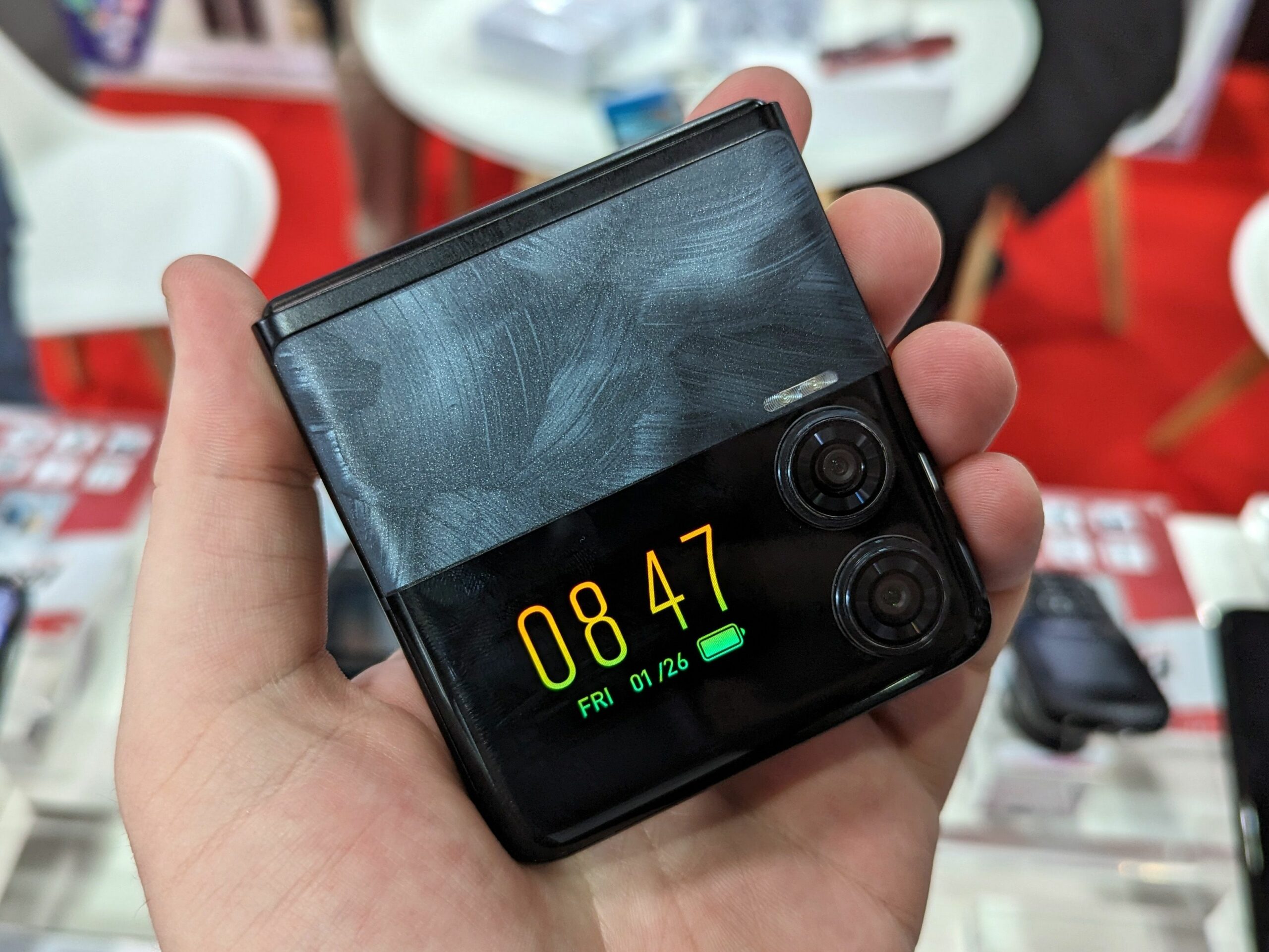 Energizerův skládací telefon má menší baterii než Samsung Z Flip 5