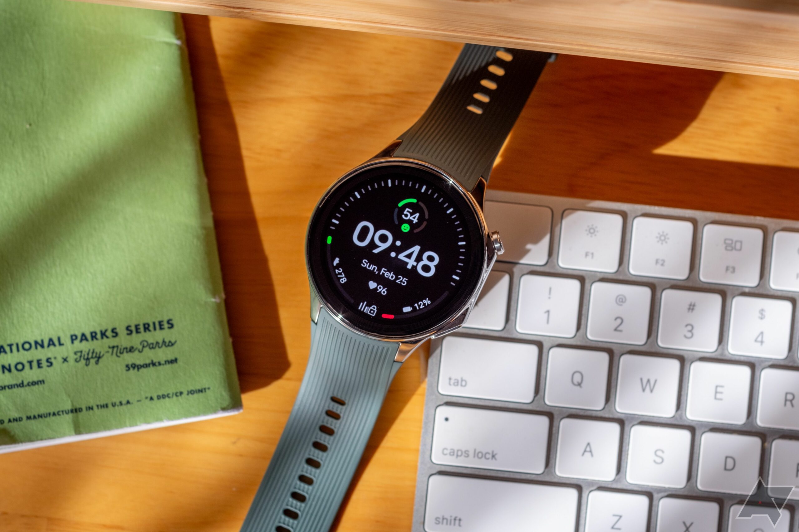 Google odhaluje, jak jeho hybridní Wear OS získává „dramaticky prodlouženou výdrž baterie“