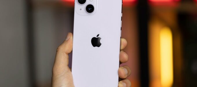 iPhone až na prvních 7 místech ve prodejích smartphone v roce 2023: Kdo jsou ostatní?