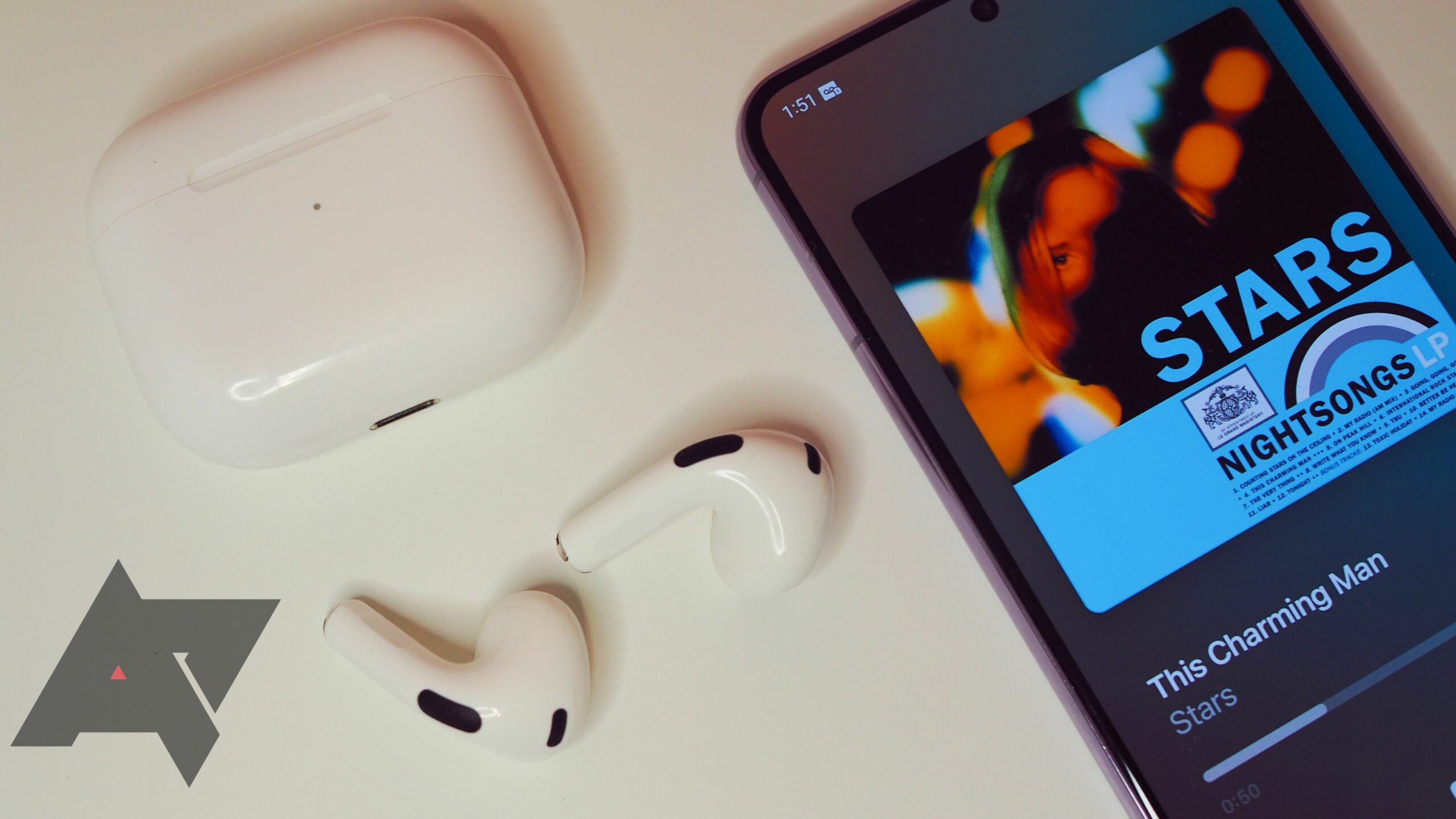 Jak propojit své sluchátka nebo AirPods s palubním zábavním systémem