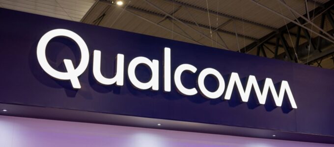 Qualcomm hlásí příjmy ve výši 9,9 miliardy dolarů a prodloužené smlouvy se Samsungem i Applem.