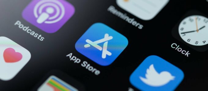 Apple zakazuje zaměstnancům spekulovat o možnosti sideloadingu iPhone v jiných trzích