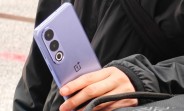 OnePlus Ace 3V se znovu objevil na fotografii v purpurové barvě!